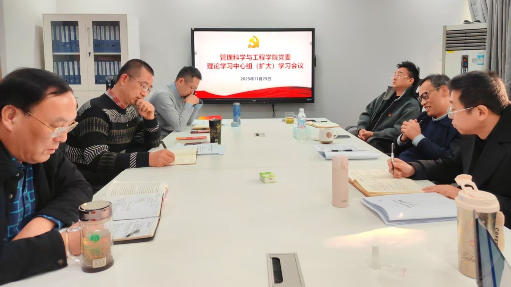 学校党委常委、副校长桂富强列席指导努努书坊
党委理论学习中心组（扩大）学习会